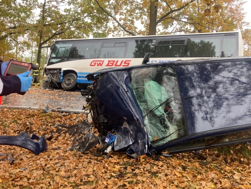 Dopravní nehoda autobusu a osobního vozu u Čakova, osm lidí opustilo autobus rozbitým oknem