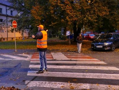 Městská policie České Budějovice posílila dohled u ZŠ Nerudova. S přecházením silnice bude školákům pomáhat dobrovolník z řad veřejnosti