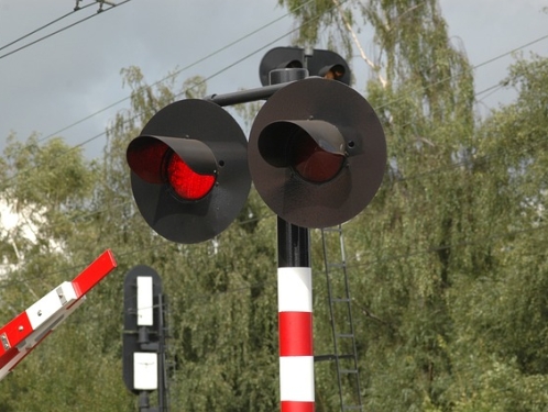 Na železničním přejezdu U Hluboké nad Vltavou srazil dnes ráno vlak auto